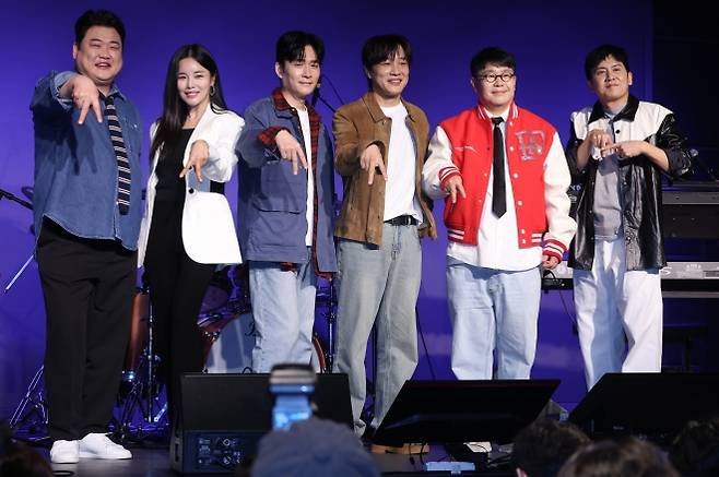 아묻따밴드 쇼케이스 - 아묻따밴드가 12일 서울 종로구 SA홀에서 열린 첫 디지털 싱글 ‘알고 있잖아’ 발매 기념 쇼케이스에서 포즈를 취하고 있다. 왼쪽부터 김준현, 조정민, 전인혁, 차태현, 조영수, 홍경민. 2026.2.12 연합뉴스