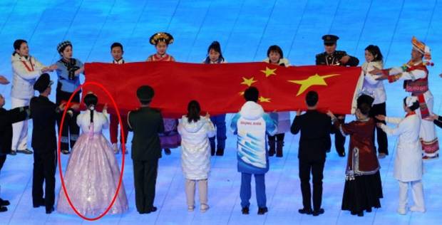 지난 2022년 2월 4일 베이징 동계올림픽 개회식에서 한복을 입은 한 공연자(동그라미)가 중국 국기인 오성홍기 입장식에 참여하고 있다. 연합뉴스
