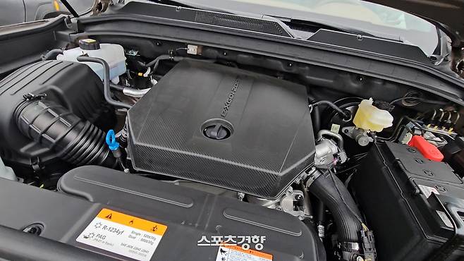 무쏘 픽업 심장부. 터보 2.0 가솔린 시스템을 갖췄다. 이 심장은 과거 쌍용자동차 시절부터 사용해온 검증받은 엔진이다.