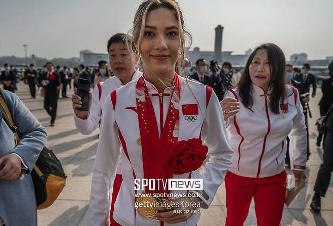 2003년 미국에서 태어난 구아이링은 2019년부터 다양한 대회에서 중국 대표로 활약하기 시작했다. 뛰어난 스키 실력을 자랑하며 베이징 올림픽에서 금메달 2개와 은메달 1개를 획득하자 중국에서 20여 개가 넘는 브랜드의 광고 모델로 활동하며 큰 인기를 누렸다.