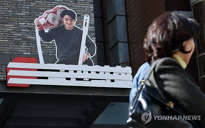 간판 지운 국민의힘 중앙당사 (서울=연합뉴스) 이동해 기자 = 국민의힘이 오는 3·1절 새 당명 발표를 앞두고 당명 개정 작업을 마무리 중인 가운데 18일 서울 여의도 국민의힘 중앙당사 간판에 기존 당명을 지운 조형물이 설치돼 있다.
당명 개정이 완료되면 2020년 9월 출범 이후 제1 보수 정당으로 사용돼 온 '국민의힘'은 두 차례 총선 패배와 20대 대선 승리, 탄핵과 21대 대선 패배를 기록으로 남긴 채 역사 속으로 사라지게 된다. 2026.2.18 eastsea@yna.co.kr