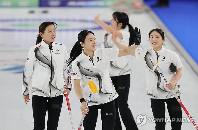 스웨덴 상대로 승리 거둔 여자 컬링 (코르티나담페초=연합뉴스) 서대연 기자 = 18일(현지시간) 이탈리아 코르티나담페초 컬링 올림픽 스타디움에서 열린 2026 밀라노ㆍ코르티나담페초 동계올림픽 컬링 여자 라운드로빈 한국과 스웨덴의 경기에서 8-3으로 승리를 거둔 한국 대표팀 선수들이 기뻐하고 있다. 2026.2.18 dwise@yna.co.kr