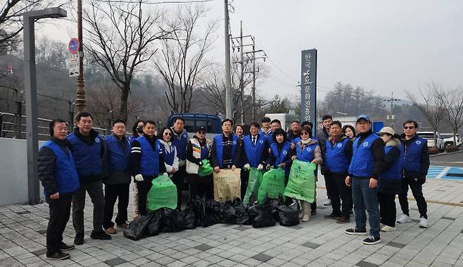 한국자유총연맹 대전시지부 (회장 윤준호)와 지부 봉사단(단장 홍시완)은 설 연휴 기간 대전 중구 뿌리공원 일대에서 환경정화 봉사 활동을 벌였다.
