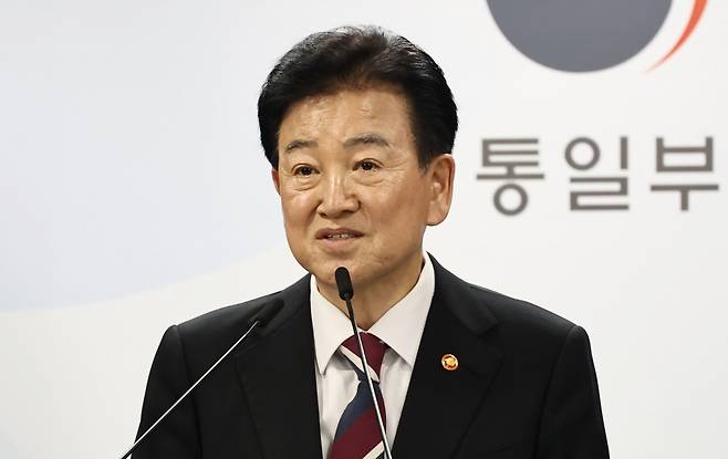 정동영 통일부 장관이 18일 서울 종로구 정부서울청사 브리핑룸에서 대북 무인기사건 재발방지대책을 발표하고 있다. 연합뉴스