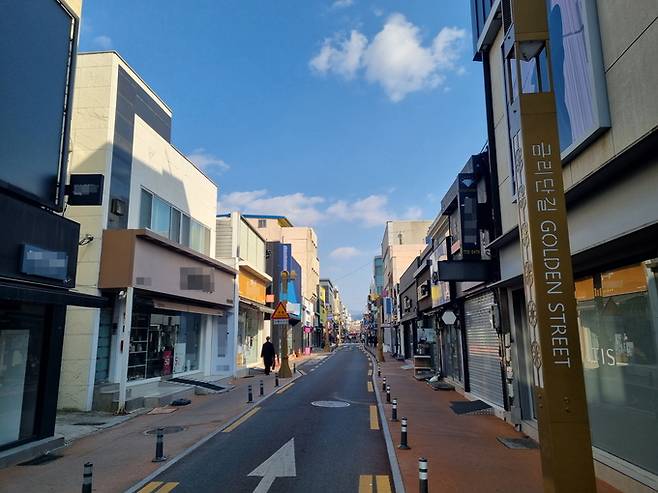 ▲ 설연휴 마지막날인 지난 18일 오후 경주 도심 금리단길이 인근 황리단길과는 달리 한산한 모습을 보이고 있다. 황기환 기자