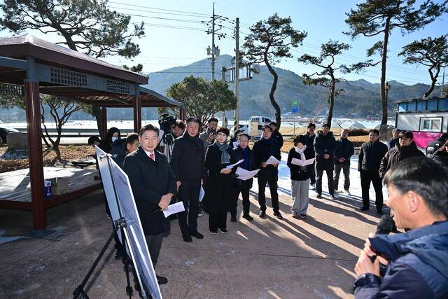 김천시의회가 민생현장을 방문해 집행부의 설명을 듣고 있다. 김천시 의회 제공