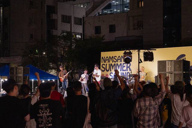 한 음악 밴드가 지난해 8월 대구 중구 명덕초등학교에서 열린 '남산썸머사운드' 축제에서 공연을 펼치고 있다. 대구전통시장진흥재단 제공