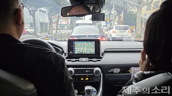 남편이자 메디오름 연구소장인 김진덕 씨는 10시간이 넘는 운전으로 황 원장이 진료에만 전념할 수 있도록 매일 함께하고 있는 든든한 존재다. 황 원장은 이동 중에도 환자의 상태를 살피는 전화를 멈추지 않았다. ⓒ제주의소리