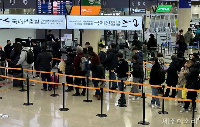 제주국제공항 국내선 출발장이 사람들로 붐비고 있는 모습. ⓒ제주의소리 자료사진
