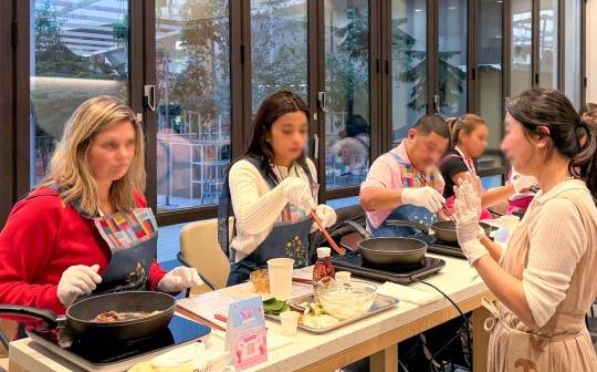 더현대 서울에 방문한 외국인들. 이는 현대백화점이 운영하는 환승투어 서비스. /사진제공=현대백화점