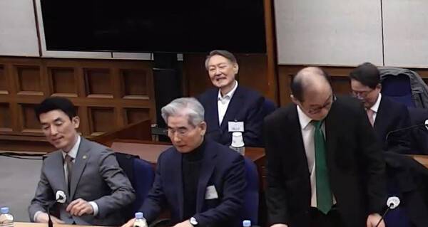 윤석열 전 대통령이 19일 서초구 서울중앙지방법원에서 열린 12·3 비상계엄 관련 내란 우두머리 혐의 1심 선고공판에 출석해 있다. 이날 서울중앙지법 형사합의25부(지귀연 부장판사)는 윤 전 대통령에게 무기징역을 선고했다. 2026.2.19 [서울중앙지법 제공. 연합뉴스