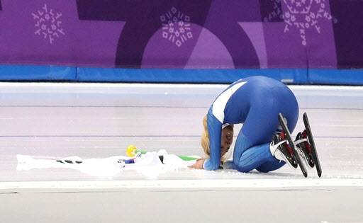 2018 평창 동계올림픽 스피드 스케이팅 여자 매스스타트 결승 경기. 은메달을 차지한 김보름이 큰절을 하고 있다. (사진=뉴시스)
