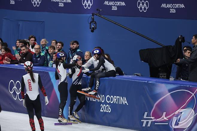 금메달 확정 후 기뻐하는 한국 선수들. ⓒ 뉴스1 김성진 기자