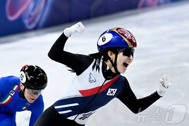 한국 쇼트트랙 김길리가 밀라노 동계 올림픽 쇼트트랙 여자 3000m 계주에서 금메달을 확정한 뒤 환호하고 있다.ⓒ AFP=뉴스1