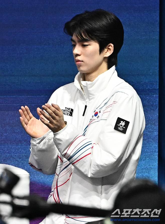 14일 이탈리아 밀라노 아이스스케이팅 아레나에서 피겨스케이팅 남자 싱글 프리스케이팅 경기가 열렸다. 일본 가기야마의 연기를 지켜보고 있는 차준환. 밀라노(이탈리아)=송정헌 기자songs@sportschosun.com/2026.02.14/