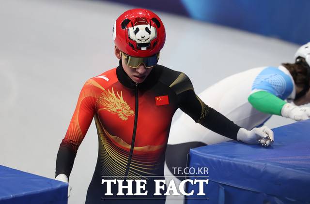한국 출신 중국 귀화 선수 쇼트트랙 린샤오쥔(한국명 임효준)이 18일(현지 시간) 이탈리아 밀라노 아이스 스케이팅 아레나에서 열린 2026 밀라노·코르티나 담페초 동계올림픽 쇼트트랙 남자 500m 준준결승을 마친 뒤 아쉬워하고 있다. /뉴시스