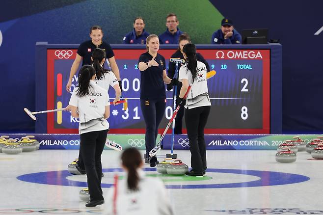 18일(현지 시각) 이탈리아 코르티나담페초 컬링 올림픽 스타디움에서 열린 2026 밀라노ㆍ코르티나담페초 동계올림픽 컬링 여자 라운드로빈 한국과 스웨덴의 경기에서 8-3으로 승리를 거둔 한국 대표팀 선수들이 경기가 끝난 뒤 스웨덴 선수들과 인사하고 있다. /연합뉴스