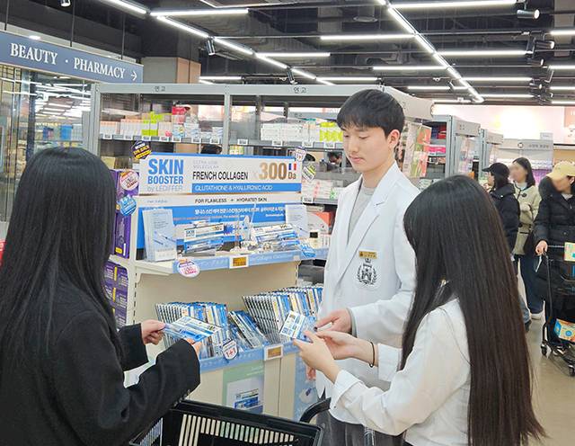 메디킹덤약국 약사 직원이 고객들에게 르디퍼 스킨케어 제품을 추천하고 있다. (르디퍼 제공)