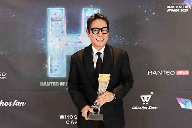 지난 15일 서울 송파구 올림픽공원 KSPO DOME에서 열린 ‘33주년 한터뮤직어워즈 2025’에서 데뷔 36년 된 윤종신이 ‘30주년-레전드 오브 디 에이지’상을 받았다. 한터글로벌 제공