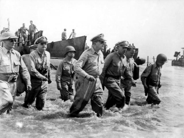 1944년 10월 20일 더글러스 맥아더 미 육군 대장이 휘하 장병들을 이끌고 필리핀 레이테 섬에 상륙하고 있다. 맥아더가 2년 반 만에 필리핀을 수복한 모습을 보여준 매우 상징적인 사진이다. 위키미디어 커먼즈