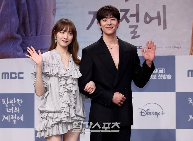 이성경과 채종협이 19일 오후 서울 마포구 상암MBC에서 열린 MBC 새 금토드라마 ‘찬란한 너의 계절에’제작발표회에서 함께 포즈를 취하고 있다. 20일 첫 방송 예정인 '찬란한 너의 계절에'는 매일 신나는 여름방학처럼 사는 남자 찬(채종협)과 스스로를 겨울에 가둔 여자 란(이성경)이 운명처럼 만나 얼어 있던 시간을 깨우는 예측 불허 '찬란' 로맨스를 그린 작품이다. 김민규 기자 mgkim1@edaily.co.kr /2025.02.19/