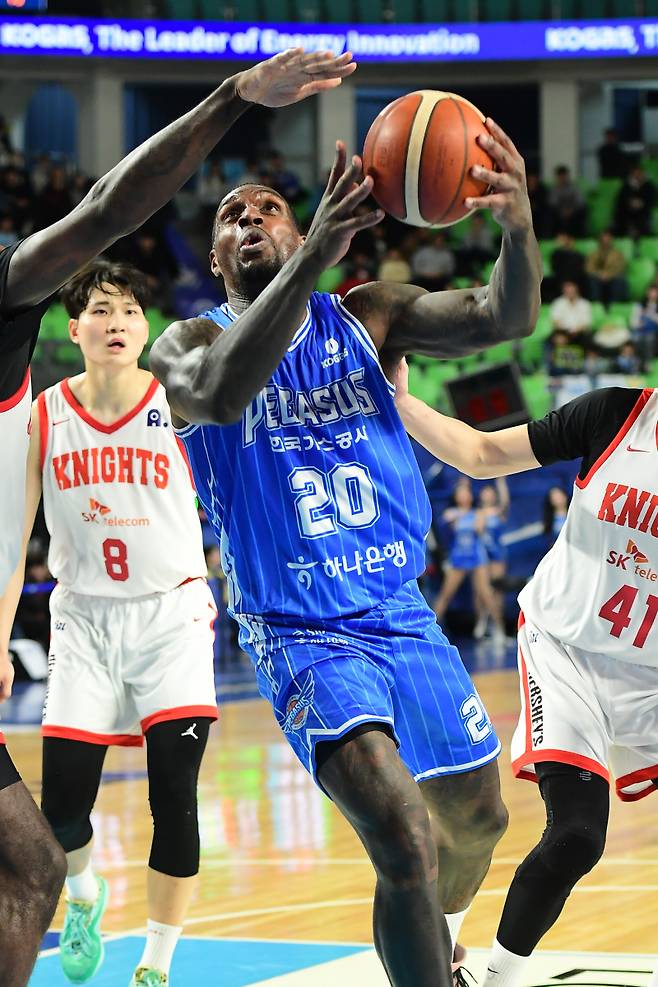 19일 대구체육관에서 열린 2025~26 프로농구 정규리그 SK와의 홈 경기에서 골밑을 돌파하는 라건아. KBL 제공