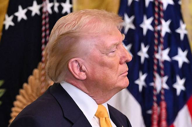 도널드 트럼프 미국 대통령이 18일(현지시간) 백악관 이스트룸에서 열린 아프리카계 미국 흑인의 역사를 되새기기 위한 '블랙 히스토리 먼스' 행사를 보고 있다. AFP=연합뉴스