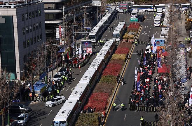 19일 서울 서초구 서울중앙지법 주변에 경찰버스가 설치돼 있다. 서울중앙지법 형사합의25부(부장 지귀연)는 이날 오후 3시부터 윤석열 전 대통령의 내란우두머리 혐의 선고 기일을 열고 무기징역을 선고했다. 뉴스1