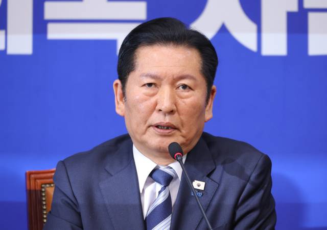 ▲ 법원이 내란 우두머리 혐의로 기소된 윤석열 전 대통령에 대해 무기징역을 선고한 19일 더불어민주당 정청래 대표가 국회에서 열린 최고위원회의에서 발언하고 있다. 연합뉴스