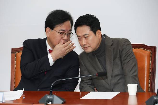 장동혁 국민의힘 대표와 송언석 원내대표가 19일 국회에서 열린 최고위원회의에서 이야기를 나누고 있다. 권도현 기자