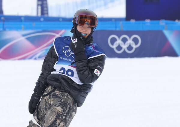 18일(현지시간) 이탈리아 리비뇨 스노파크에서 열린 2026 밀라노·코르티나담페초 동계 올림픽 스노보드 여자 슬로프스타일 결선에서 3차 시도를 마친 유승은이 아쉬운 표정을 짓고 있다. 연합뉴스