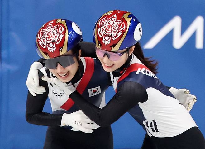 김길리(왼쪽)와 최민정이 19일 이탈리아 밀라노 아이스 스케이팅 아레나 경기장에서 열린 2026 밀라노·코르티나담페초 동계올림픽 쇼트트랙 여자 3000m 계주 결승에서 레이스를 마친 뒤 활짝 웃고 있다. 뉴시스