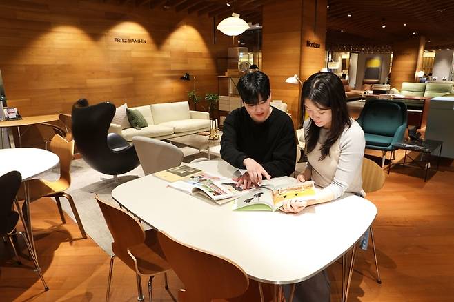 서울시 중구 소공동에 위치한 롯데백화점 본점 8층 프리츠한센에서 두 남녀가 소개 책자를 보고 있다. 롯데백화점