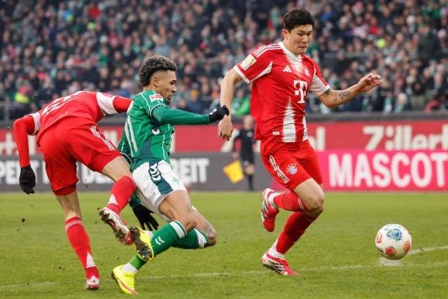 폴크는 “김민재는 현재 뮌헨 생활에 만족한다. 그러나 (다요)우파메카노, (요나탄) 타에 이어 세 번째 옵션이다”라며 “김민재는 최근 베르더 브레멘전에서 뛰어난 수비 퍼포먼스를 자랑했다. 그의 지배적인 경기력은 첼시, 토트넘 스카우트가 분명 만족했을 것이다”라고 말했다. 사진=AFP=연합뉴스