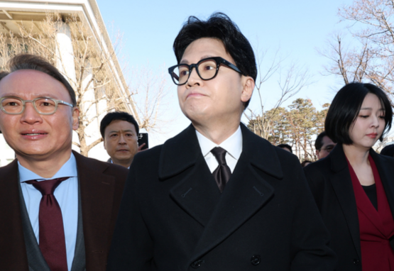 국민의힘에서 제명된 한동훈 전 대표가 기자회견을 하기 위해 국회 소통관으로 향하고 있다. 공동취재단