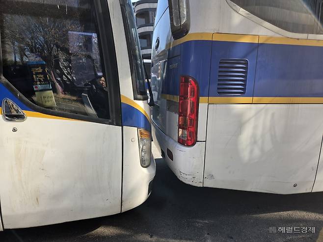 19일 오전 9시께 서울 서초구 중앙지방법원 정문 앞에 설치된 경찰 기동대 차벽. 이 같은 간격으로 수십 대가 줄지어 서있다. 이영기 기자.