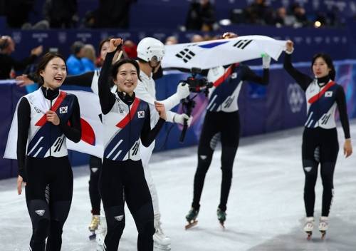 금메달을 획득한 여자 쇼트트랙 대표팀 로이터