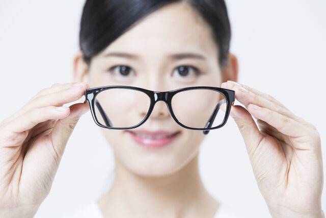 시력 보호안경을 쓰면 블루라이트와 자외선에 노출되는 양을 줄이고 눈부심을 최소화할 수 있다. 클립아트코리아