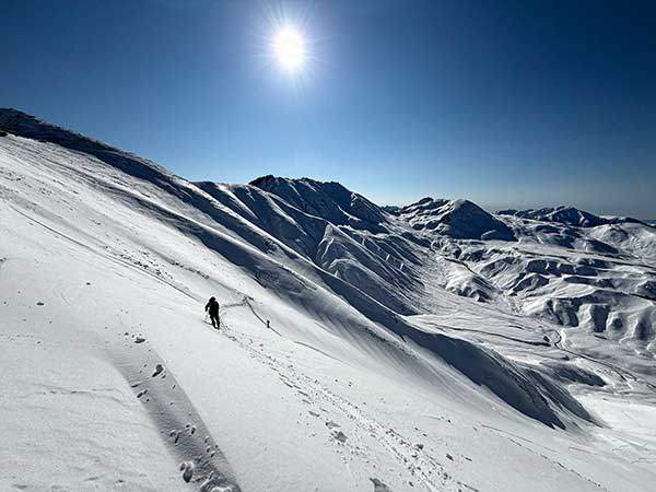 다테야마 주봉(오야마, 오오난지야마, 마사고다케, 조도산)을 배경으로 츠루기고젠고야(벳산)를 오르고 있다.