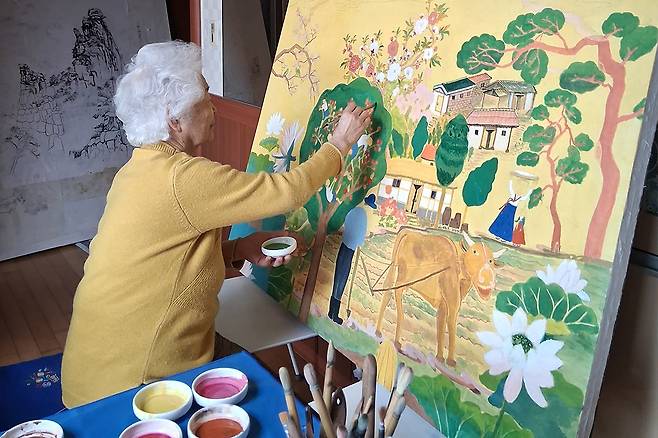 올해 목원대 미술학부를 졸업하는 85세 늦깎이 대학생 이군자씨가 한국화를 그리고 있다. 목원대 제공