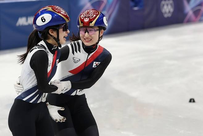 수고했어 - 18일(현지시간) 이탈리아 밀라노 아이스스케이팅 아레나에서 열린 2026 밀라노·코르티나담페초 동계올림픽 쇼트트랙 여자 3000m 계주 결승에서 금메달을 따낸 한국 최민정(오른쪽)과 김길리가 기쁨을 나누고 있다. 2026.2.19 밀라노 연합뉴스