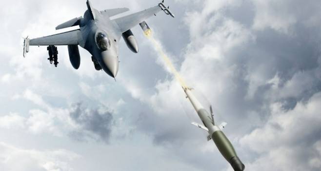 F-16 전투기가 APKWS II 유도 로켓을 발사하는 모습을 묘사한 그림. 디펜스 익스프레스 제공