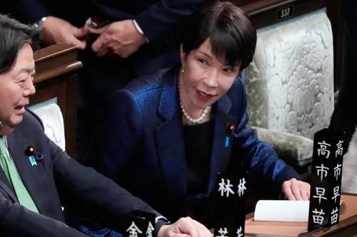 다카이치 사나에 일본 총리가 18일 소집된 특별국회에 참석해 의원들과 대화하고 있다. AP연합뉴스