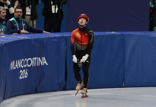 중국 린샤오쥔이 14일 밀라노·코르티나담페초 동계올림픽 쇼트트랙 남자 1500m 준준결승에서 넘어진 뒤 아쉬운 듯한 표정을 짓고 있다. 연합뉴스