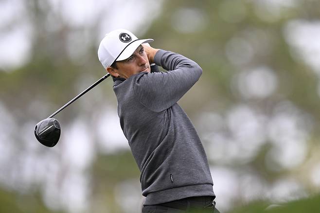 조던 스피스가 지난 16일 열린 AT&T 페블비치 프로암 최종 라운드 도중 2번 홀에서 티샷을 하고 있다. 게티이미지코리아