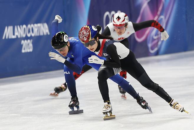 한국 마지막 주자 김길리가 피니시라인을 향해 1위로 달리고 있다. 연합뉴스