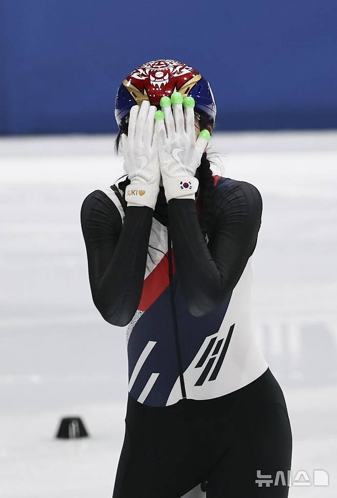 쇼트트랙 심석희가 18일(현지 시간) 이탈리아 밀라노 아이스스케이팅 아레나에서 열린 2026 밀라노·코르티나 담페초 동계올림픽 여자 쇼트트랙 3000m 계주 결승에서 금메달을 차지하자 눈물을 흘리고 있다. /사진=뉴시스