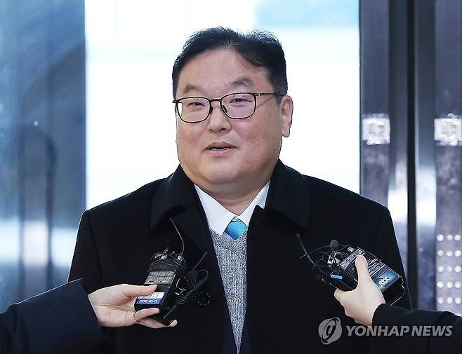 질문에 답변하는 '쿠팡 외압 의혹' 엄희준 검사 (서울=연합뉴스) 김주형 기자 = 쿠팡의 퇴직금 미지급 의혹을 수사 중이던 문지석 부장검사에게 무혐의 처분 하라고 압력을 행사한 혐의를 받는 엄희준 광주고검 검사가 9일 서울 서초구 안권섭 상설특별검사 사무실로 출석하며 취재진의 질문에 답변하고 있다. 2026.2.9 kjhpress@yna.co.kr
