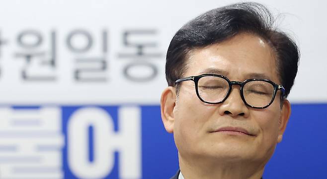 ▲ 송영길 전 더불어민주당 대표가 20일 오후 인천 남동구 더불어민주당 인천시당을 찾아 복당 신청서를 제출한뒤 눈을 감고 생각에 잠겨 있다. /이재민 기자 leejm@incheonilbo.com