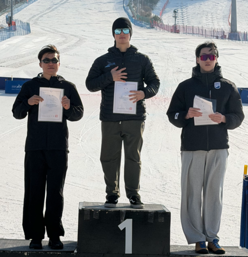 ·20일 강원 평창 알펜시아 리조트서 열린 제53회 평창군수배 전국학생스키대회 남대부 회전서 우승한 허도현(사진 가운데·경희대)이 시상식서 기념사진을 찍고 있다. 사진=경기도스키협회